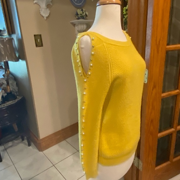 Yellow gold sweater with cold shoulders and peat & silver beading on the sleeves - Picture 3 of 8